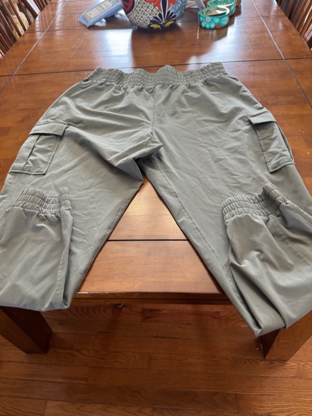 Women's Elastic-Waist Cargo Joggers in Olive
